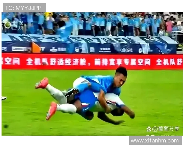 足球场上的风吹倒之星:那些因轻微接触就倒地的球员解析 足球场上的风吹倒之星:那些因轻微接触就倒地的球员解析