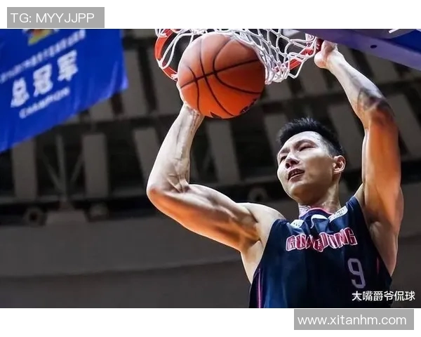 足球明星挑战篮球投篮技巧 展现运动跨界的极限魅力 足球明星挑战篮球投篮技巧 展现运动跨界的极限魅力